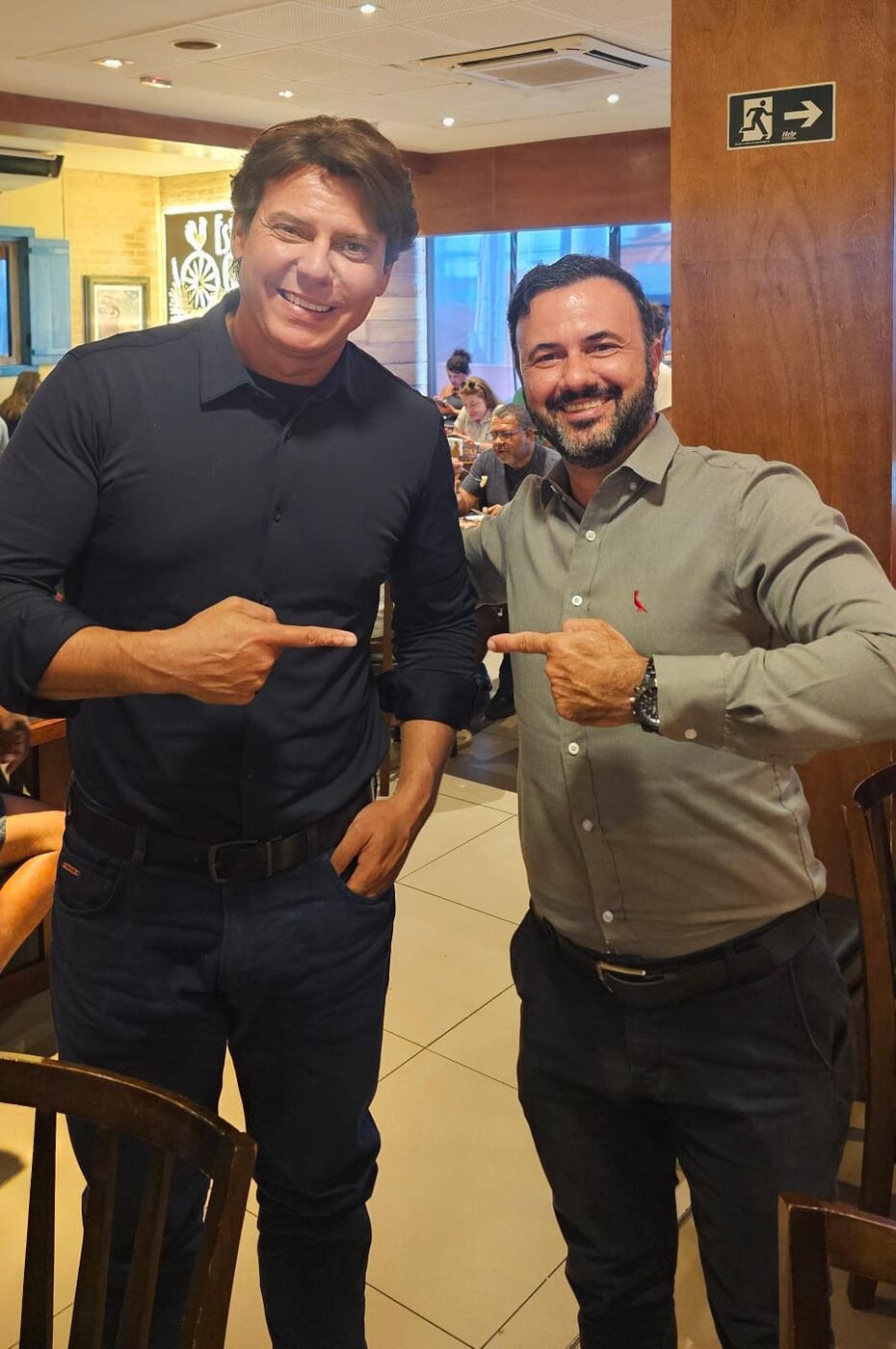 Davi Sacer e Dr. Raphael Oliveira posam juntos em registro fornecido pela campanha.
