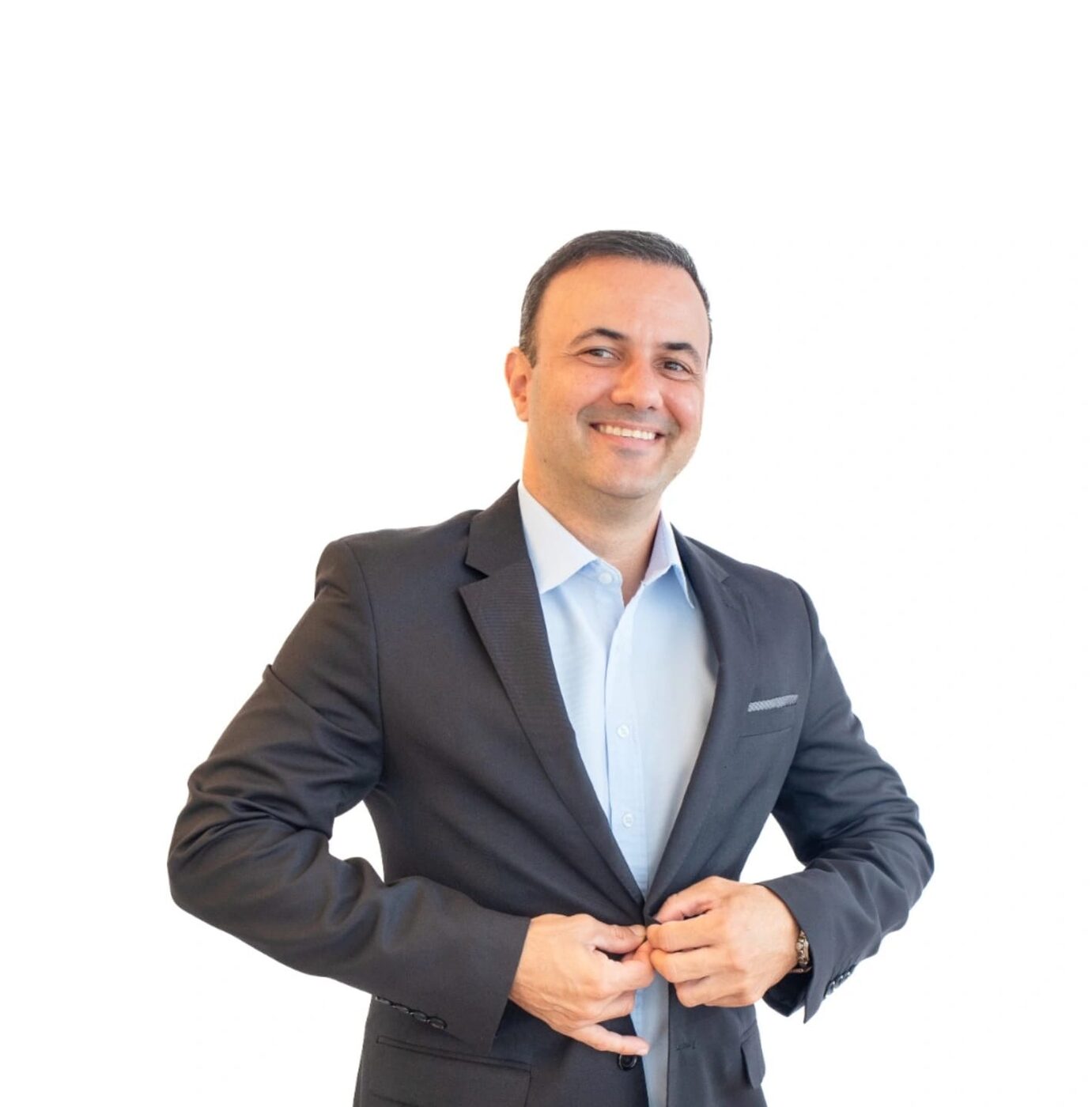 Leonardo Gutiérrez ajustando o paletó em retrato alternativo.